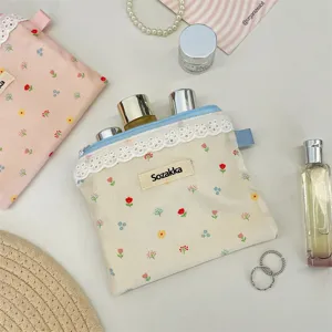 Petite pochette fleurie avec dentelle pour écouteurs et cosmétiques