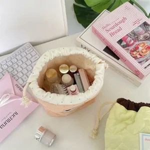 Neceser de cosméticos acolchado con forma de corazón y cordón para guardar maquillaje