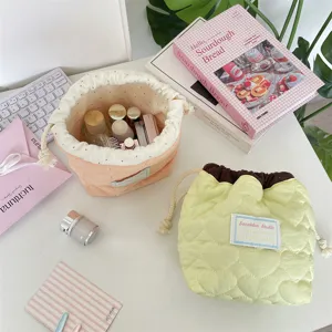 Primer plano de bolsas de almacenamiento acolchadas con cordón para cosméticos