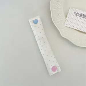 Fermacavi in tessuto a pois con simpatica chiusura a scatto a forma di cuore blu