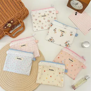 Vue détaillée de pochettes en toile florale avec dentelle et étiquettes Sozakka.