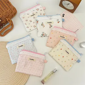 Groupe de petites pochettes en tissu à fleurs avec bordure en dentelle pour écouteurs
