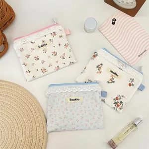 Vue de dessus de trois petites pochettes de rangement à fleurs avec bordure en dentelle