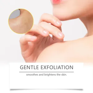 Vue détaillée d'une peau d'épaule exfoliée et lisse, soin doux et teint éclatant.