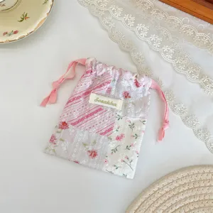 Nahaufnahme des rosa karierten Patchwork-Kordelzugsacks, ideal Schmuck- und Kosmetikaufbewahrung.