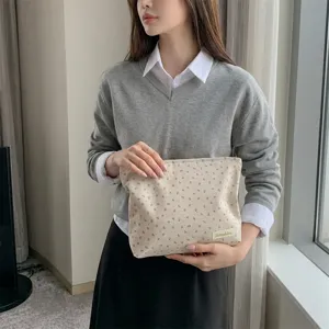Detailansicht einer stilvollen koreanischen Blumen-Canvas-Kosmetiktasche mit Reißverschluss.