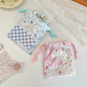 Detaillierte Nahaufnahme des ins-Stil Blumen Karo Patchwork Kordelzug Aufbewahrungsbeutels.