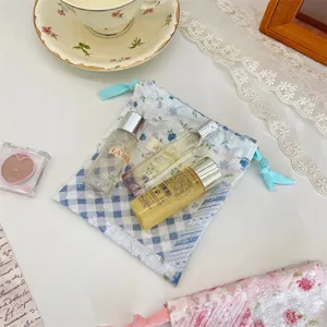 Nahaufnahme des floralen Karomuster-Patchwork-Kordelzugs mit feiner Textur und Verarbeitung.