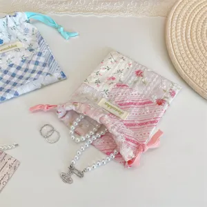 Detailansicht des karierten Patchwork-Kordelzugbeutels für Schmuck und Kosmetik.