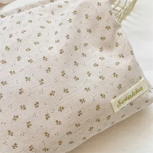 Nahaufnahme der süßen koreanischen Blumen-Leinen-Kosmetiktasche mit praktischem Reißverschluss.