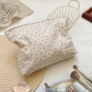 Klassische florale Canvas Kosmetiktasche Detailansicht mit praktischem Reissverschluss Design.