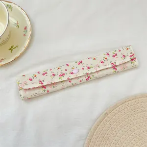 Bolsa de almacenamiento de vajilla floral portátil con boton para organizar palillos.