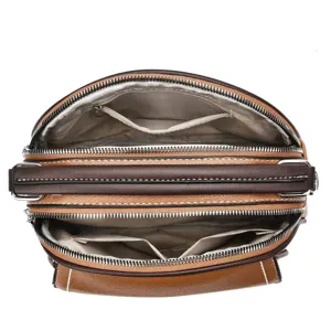 Innenansicht der braunen Handtasche mit mehreren Fächern und Reißverschlusstaschen.
