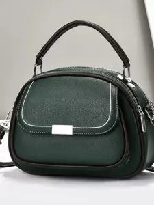 Dunkelgrüne Handtasche aus genarbtem Leder mit Mehrfachfächern und Kontrastnähten