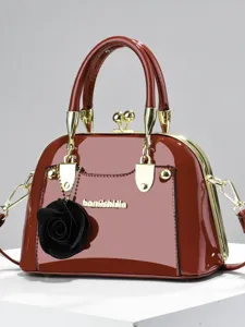 Borsa a tracolla in pelle verniciata in stile europeo e americano con accessorio floreale chic