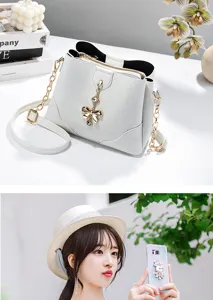 Borsa a secchiello da donna bianca con elegante tracolla a catena e grazioso ciondolo fiocco.