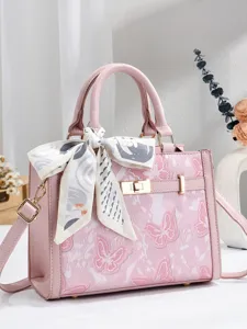 Roze lederen handtas voor dames, stijlvolle shopper met vlinderpatroon en zijden sjaal decor.