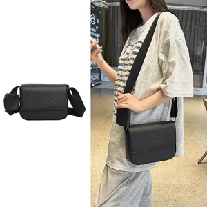 Borsa a tracolla in pelle PU nera alla moda con piccola tasca, borsa da moto casual.