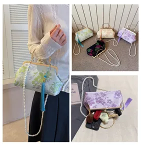 Chinesische vintage florale bestickte Abendtasche mit Perlenkette und Quaste Kuss-Verschluss.