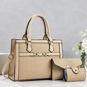 Vue détaillée de l'ensemble de sac cabas en paille beige avec des finitions en cuir et métal.