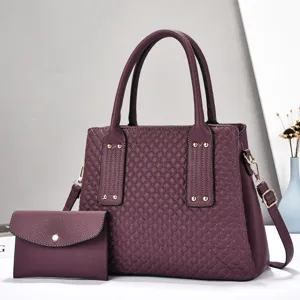 Borsa a mano trapuntata in pelle viola con pochette abbinata per donna borsa a tracolla.
