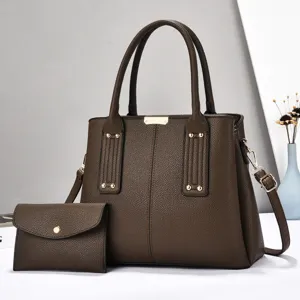 Gedetailleerd overzicht van de donkerbruine leren shopper tas met metalen hardware en tasje.
