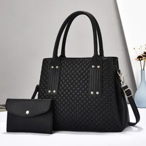 Vista dettagliata della borsa tote nera trapuntata elegante che mostra consistenza e borchie.