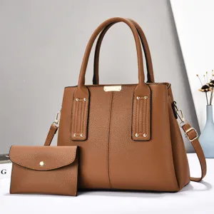 Gedetailleerd overzicht van bruine PU lederen tas met bijpassende clutch in elegante stijl.