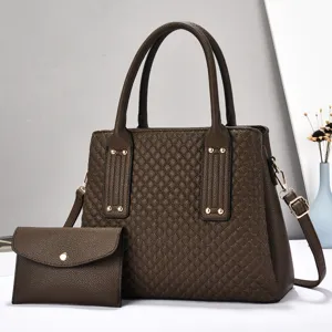 Vista dettagliata della borsa trapuntata marrone con pochette abbinata e finiture dorate.