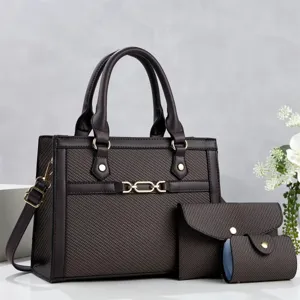 Vue detaillee du sac a main cabas vintage pour femme, grand sac mere et enfant en cuir texture.