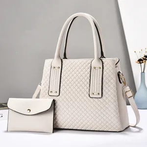 Vista dettagliata della borsa tote trapuntata bianca con pochette, elegante borsa da lavoro.