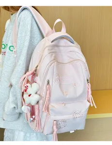 Zaino scolastico rosa chiaro stile college con ricami delicati e ciondolo coniglietto.