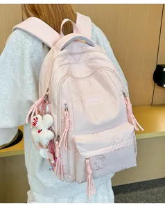 Dettaglio zaino scolare ricamato rosa, grande borsa per studenti casual con coniglio.