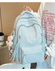 Primo piano dettagliato dello zaino scolastico azzurro con ricamo squisito e tasche.