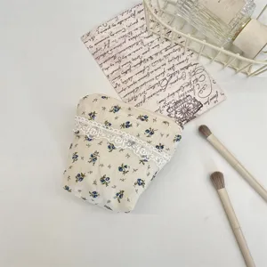 Detailansicht Kosmetiktasche mit Blumenmuster, vintage blaues Design mit weißer Spitzenborte.