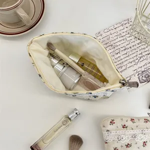 Detailansicht der Kosmetiktasche mit Blumenmuster, Canvas-Make-up-Beutel mit Spitzenbordüre.
