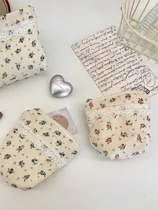 Blumenstoff Aufbewahrungstasche mit zarter Spitzenbesatz für Kosmetika und kleine Alltagsdinge.