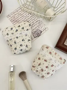 Blumen Leinwand Kosmetiktasche mit zarter Spitzenbesatz, ideal für Make-up und Kleingeld.