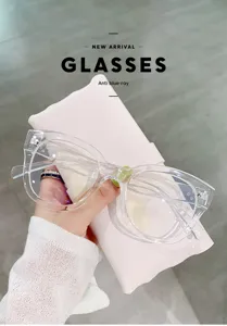Lunettes anti-lumière bleue à monture transparente et carrée, style élégant et moderne.