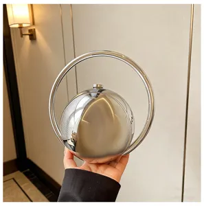 Zilveren metalen bolvormige avondtas detail, modern rond handvat ontwerp voor chic stijl