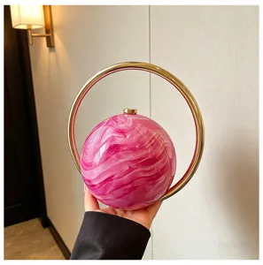 Acryl ronde avondtas roze marmer patroon met gouden metalen handvat detailopname.