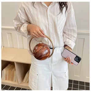 Acryl bol avondtas met metalen ringhandvat, stilvolles modeaccessoire voor dagelijks gebruik.