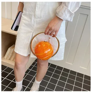 Acryl planeet avondtas met gouden metalen ringhandvat, stijlvol oranje marmerpatroon accessoire dames.