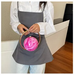 Stijlvolle roze marmeren acryl bal avondtas handtas met een metalen ring handvat.