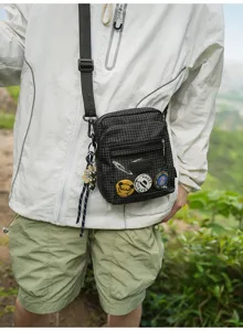 Schwarze Karo-Nylontasche als Umhängetasche mit Klarsichttasche und coolem Streetwear-Design.