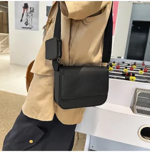 Borsa a tracolla trendy in pelle PU nera con piccola pochette, ideale per viaggi e lavoro.