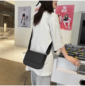 Borsa a tracolla minimalista in pelle PU nera da donna, elegante borsa a spalla in stile streetwear.