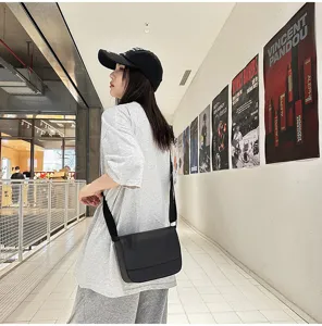 Borsa a tracolla minimalista in pelle PU da donna, ideale per il commuting quotidiano e viaggi.
