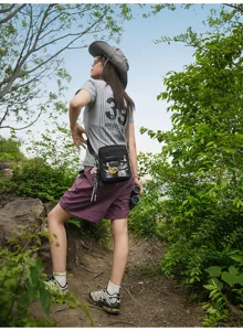 Nylon Umhängetasche Detailansicht mit transparenter Fronttasche und coolem Outdoor-Stil.
