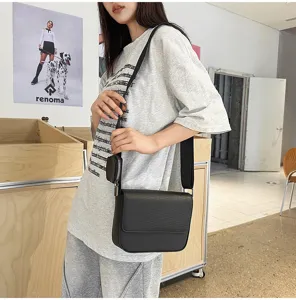 Borsa a tracolla elegante in pelle PU nera con ampia cinghia e piccola tasca viaggio.